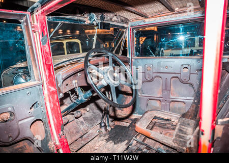 Vieille voiture intérieur, Vintage voiture poussiéreuse cassée Banque D'Images