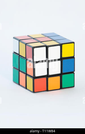 Libre d'un cube Rubik cubes isolés contre fond blanc Banque D'Images