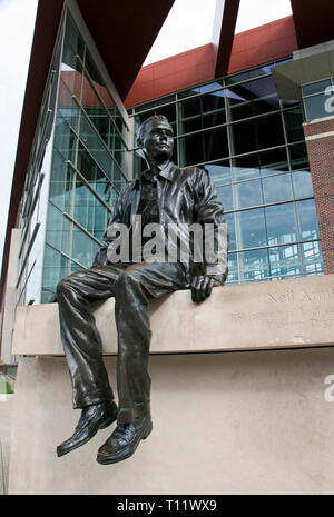 Une statue d'Apollo 11 Neil Armstrong astronaute Neil Armstrong se trouve à l'extérieur du hall de génie de l'Université Purdue à West Lafayette campus Banque D'Images