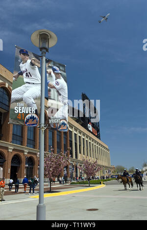 NYC monté la garde de la police de l'entrée de Citi Field Stadium, Queens, New York. Banque D'Images