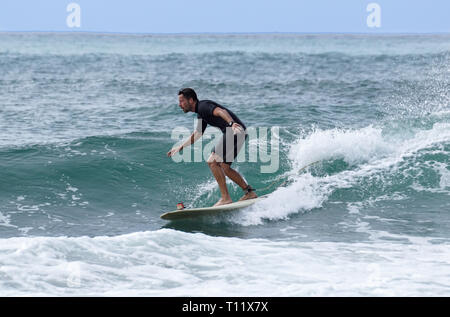 Italie Toscane Mer 18 Juillet 2018 : surf sur la côte-nord . L'homme au surf en Italie . Banque D'Images