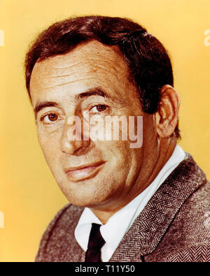 Joseph Abraham Gottlieb (3 février 1918 - 17 octobre 2007), connu comme Joey Bishop, était un artiste américain qui est apparu à la télévision dès 1948 et par la suite la vedette de sa propre série de comédie hebdomadaire de la lecture d'un talk show host/variété, puis plus tard l'hôte d'un talk show de fin de soirée avec Regis Philbin comme son jeune acolyte sur ABC. Il fut également membre de la "Rat Pack" avec Frank Sinatra, Dean Martin, Sammy Davis Jr., Peter Lawford et Hollywood : Crédit Photo Archive / MediaPunch Banque D'Images