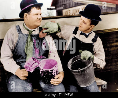 Laurel et Hardy sont dans le poisson. Ils conduire autour de la ville de voir s'ils peuvent vendre tout. Stan suggère qu'ils attrapent leurs propres poissons et garder tous les bénéfices. Ollie aime l'idée du découpage du iddleman «' alors qu'ils achètent un bateau à un parc à ferrailles. Après l'essai de fuite, le remplir d'eau et quelques difficultés telles que la suppression d'un point d'ancrage dans la coque et le sciage à travers le mât, ils réussissent à le fixer en place. Lorsque le bateau est enfin prêt, l'ensemble de l'opération va vers le sud quand ils décident de hisser la voile. Hollywood : Crédit Photo Archive / MediaPunch Banque D'Images