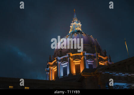 Le dôme de l'Hôtel de ville de San Francisco est éclairée la nuit Banque D'Images