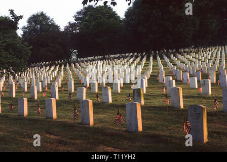 Arlington, Virginia, USA, 30 mai 1994, le Cimetière National d'Arlington, dans le comté d'Arlington, Virginie, directement en face de la rivière Potomac du Lincoln Memorial, est un cimetière militaire américain sous dont 624 acres ont été portées de victimes, et anciens combattants décédés, de la nation, à commencer par la guerre de Sécession, ainsi que reinterred morts de guerres antérieures. Credit : Mark Reinstein/MediaPunch Banque D'Images