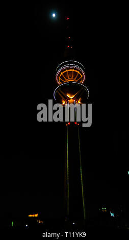 Vue extérieure de nuit au Koweït Telecommunications Tower aka Liberation Tower - 07 janvier 2015 Le Koweït Banque D'Images