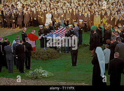 Arlington, Virginia, USA., 25 novembre 1963 Une garde d'honneur se replie le drapeau des États-Unis au cimetière national d'Arlington en préparation de la présentation du drapeau à Jacqueline Kennedy. À la fin de l'inhumation 'Jackie' allumé une flamme éternelle pour brûler continuellement sur sa tombe. À 3:34pm est le cercueil contenant sa dépouille a été abaissé dans le Wilbert 'tombe du Triune vault. "En dehors de la vue, mais non pas par coeur et esprit' Credit : Mark Reinstein/MediaPunch Banque D'Images