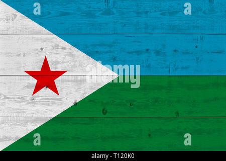 Djibouti drapeau peint sur la planche en bois ancien. Contexte patriotique. Drapeau national de Djibouti Banque D'Images