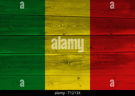 Mali drapeau peint sur la planche en bois ancien. Contexte patriotique. Drapeau national du Mali Banque D'Images
