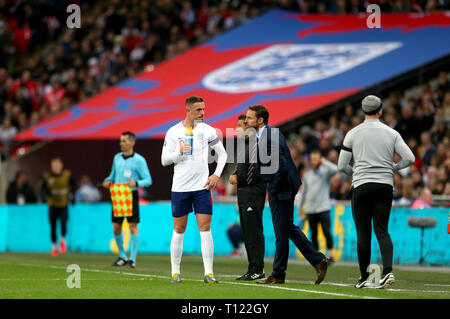 La Jordanie l'Angleterre Henderson parle avec le gestionnaire de l'Angleterre Gareth Southgate sur la ligne de touche pendant l'UEFA Euro 2020, Groupe de qualification un match au stade de Wembley, Londres. Banque D'Images