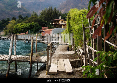 Promenade le long de la côte le long du lac Atitlan avec vagues bleu foncé dans le village Jailbalito, Guatemala Banque D'Images