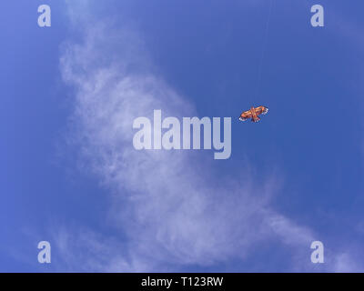 Le cerf-volant, ciel bleu profond avec quelques nuages. Nettoyer le lundi férié. Athènes, Grèce, 2019. Banque D'Images