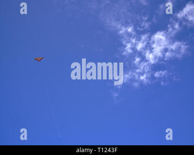 Le cerf-volant, ciel bleu profond avec quelques nuages. Nettoyer le lundi férié. Athènes, Grèce, 2019. Banque D'Images