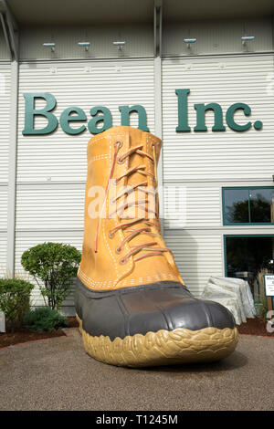 L.L. Bean géant commémorant l'amorçage 90e anniversaire du bean, affiché à l'extérieur de la société flagship store à Freeport, Maine, USA. Banque D'Images