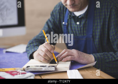 Menuisier Mécanicien travaillant sur ordinateur portable et projet croquis Banque D'Images