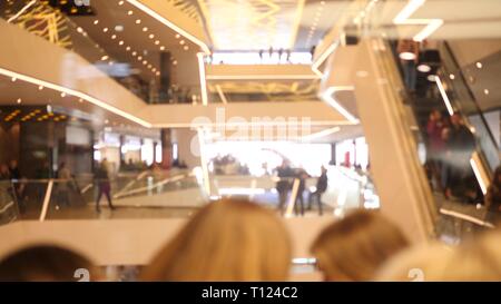 Centre commercial peuplé arrière-plan. Les femmes et l'homme dans le mall floue. UHD. 4k Banque D'Images
