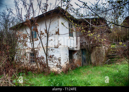 Old vintage maison abandonnée à la campagne. Banque D'Images