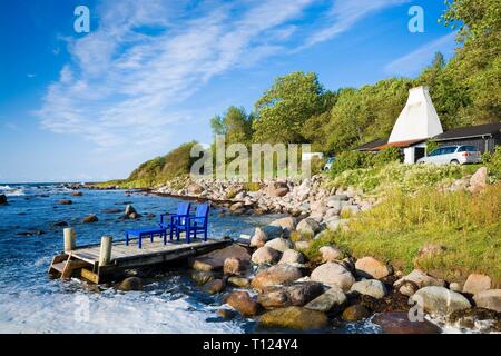 Jetée en bois avec chaises et table sur la côte ouest de l'île de Bornholm, Danemark, Helligpeder Banque D'Images