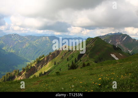 Peek Alpes en Allemagne avec look sur l'Autriche. Journée nuageuse marche sur les Alpes. Banque D'Images