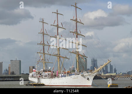 Voilier école polonais Dar Mlodziezy amarré à Greenwich à Londres Banque D'Images