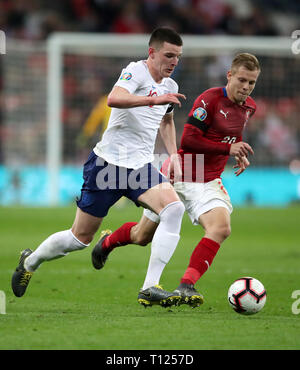 L'Angleterre Declan Rice (à gauche) et la République tchèque Matej Vydra bataille pour la balle durant l'UEFA Euro 2020, Groupe de qualification un match au stade de Wembley, Londres. Banque D'Images