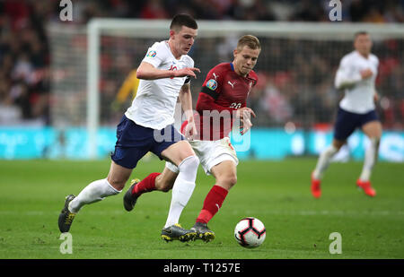 L'Angleterre Declan Rice (à gauche) et la République tchèque Matej Vydra bataille pour la balle durant l'UEFA Euro 2020, Groupe de qualification un match au stade de Wembley, Londres. Banque D'Images