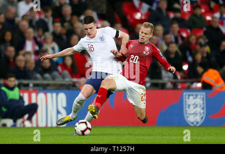 L'Angleterre Declan Rice (à gauche) et la République tchèque Matej Vydra bataille pour la balle durant l'UEFA Euro 2020, Groupe de qualification un match au stade de Wembley, Londres. Banque D'Images