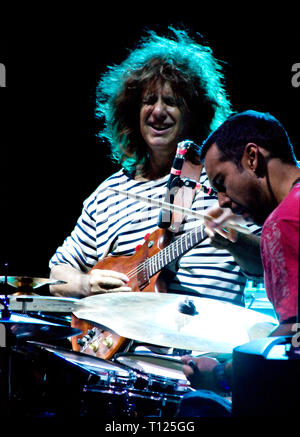 Pérouse, Italie - 15 juillet 2010 - Pat Metheny Group (Pat Metheny - guitare, claviers -Lyle Mays, Steve Rodby -basse, Antonio Sanchez -batterie) sur scène à Banque D'Images