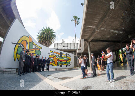 Caracas, Venezuela / Capital Dtto 26-05-2012. Les étudiants des cycles supérieurs qui pose pour des photos sur l'un des murs près de la bibliothèque centrale de l'UCV. Banque D'Images