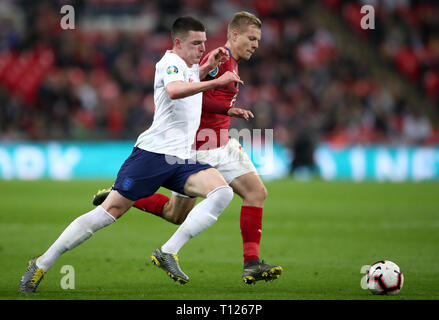 L'Angleterre Declan Rice (à gauche) et la République tchèque Matej Vydra bataille pour la balle durant l'UEFA Euro 2020, Groupe de qualification un match au stade de Wembley, Londres. Banque D'Images