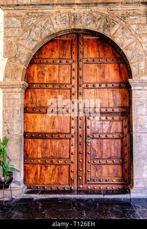 Porte d'entrée en bois lourd dans le monastère de Santo Domingo Banque D'Images