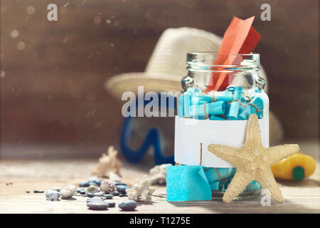 Creative travel concept, pot de verre avec liste des villes à visiter. Planification de vacances Banque D'Images