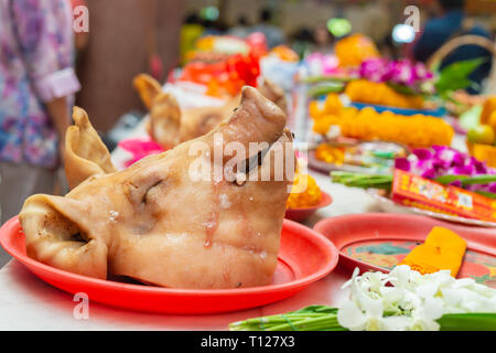 Tête de porc bouillie en sacrifice rituel ou ex-voto en fonction de la religion d'Asie les gens de croyances. Banque D'Images