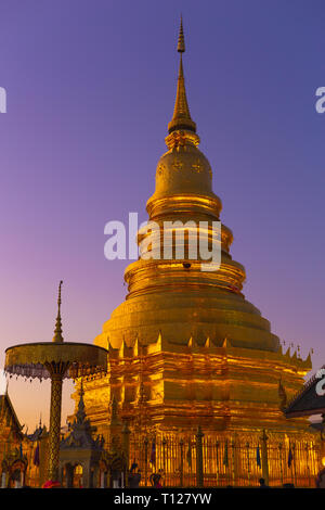 Wat Phra That Hariphunchai que temple bouddhique pagode d'or à Lamphun beau ciel crépusculaire. Banque D'Images