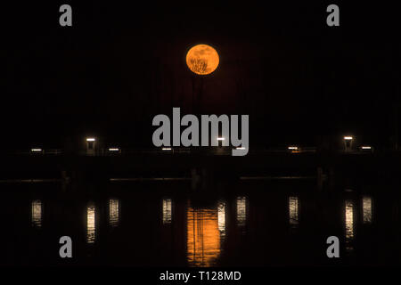 Fullmoon se lever tôt dans la soirée sur un barrage d'alimentation en Allemagne Banque D'Images