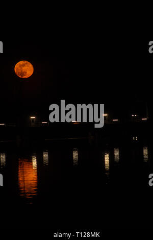 Fullmoon se lever tôt dans la soirée sur un barrage d'alimentation en Allemagne Banque D'Images