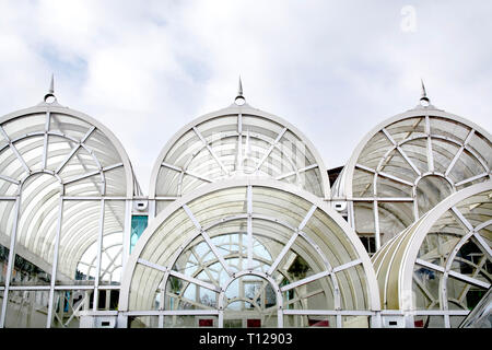 Détail de l'époque victorienne toit dôme en verre de l'entrée du jardin botanique de Birmingham (UK) Banque D'Images