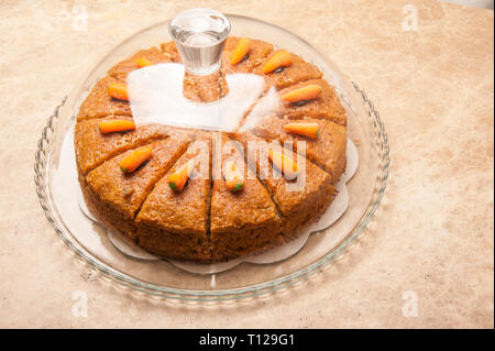 Gâteau de carotte prêt à être servi. Gâteau aux carottes en tranches de triangle est le dessert préféré des gens en particulier ceux qui sont friands de goût. Banque D'Images