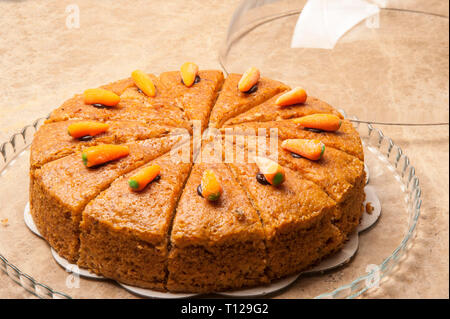 Gâteau de carotte prêt à être servi. Gâteau aux carottes en tranches de triangle est le dessert préféré des gens en particulier ceux qui sont friands de goût. Banque D'Images