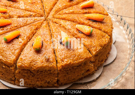 Gâteau de carotte prêt à être servi. Gâteau aux carottes en tranches de triangle est le dessert préféré des gens en particulier ceux qui sont friands de goût. Banque D'Images