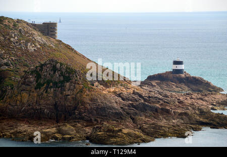 WW2 Bunker/Lookout et le noir et blanc la Tour de Vinde (Noirmont Tower) Phare de la baie de Saint-Aubin sur l'île de Jersey, Îles britanniques, Royaume-Uni. Banque D'Images