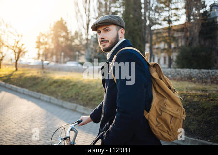Barbu faire du vélo dans le parc Banque D'Images