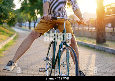 Randonnée à vélo dans le parc. Close up of man riding bike Banque D'Images