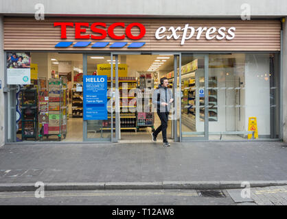 Tesco Express storefront, Great Suffolk Street, London, SE1, UK Banque D'Images