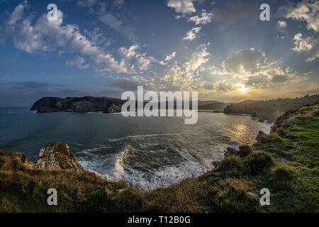 Détail de la côte des falaises, à l'aube Barrika, Pays Basque Banque D'Images