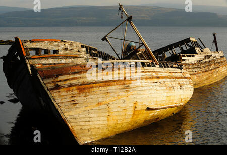 Patinées par le temps, des bateaux abandonnés, Salen Bay sur Mull. Banque D'Images