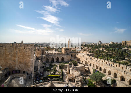 Vue panoramique de la tour de David au printemps dans la vieille ville de Jérusalem, Israël. Tour de David sur le mur sud de Jérusalem Banque D'Images