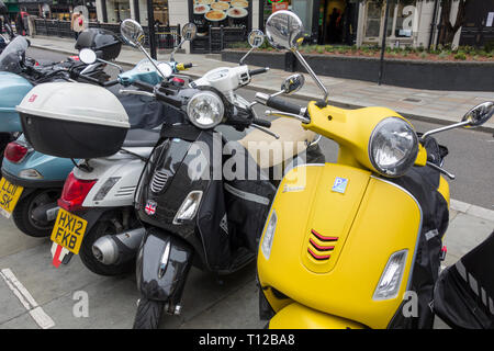 Scooters Piaggio Vespa dans le centre de Londres, Royaume-Uni Banque D'Images