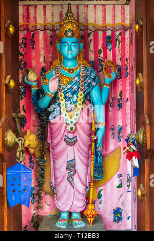 Seema Malakaya Vishnou statue au Temple à Colombo, Sri Lanka. Vishnu est habituellement représentée comme ayant un teint pâle ou bleu foncé et d'avoir quatre bras Banque D'Images