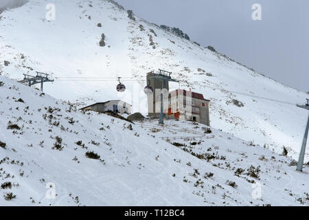 Tatranska Lomnica, Slovaquie - 24 janvier 2018 : Très belle vue sur le funiculaire et Skalnate Pleso station à Tatranska Lomnica resort, Hautes Tatras, SL Banque D'Images